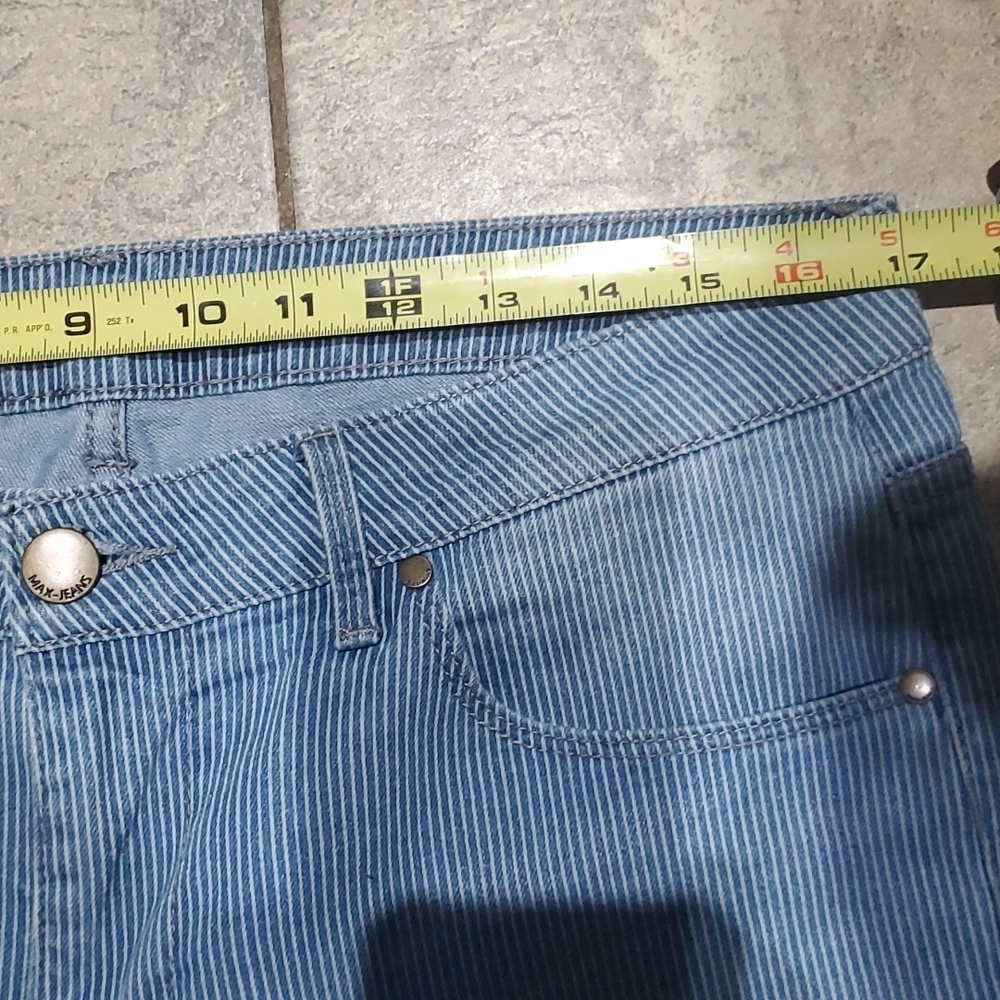 MAX JEANS- MID RISE CAPRI'S - Picture 5 of 6